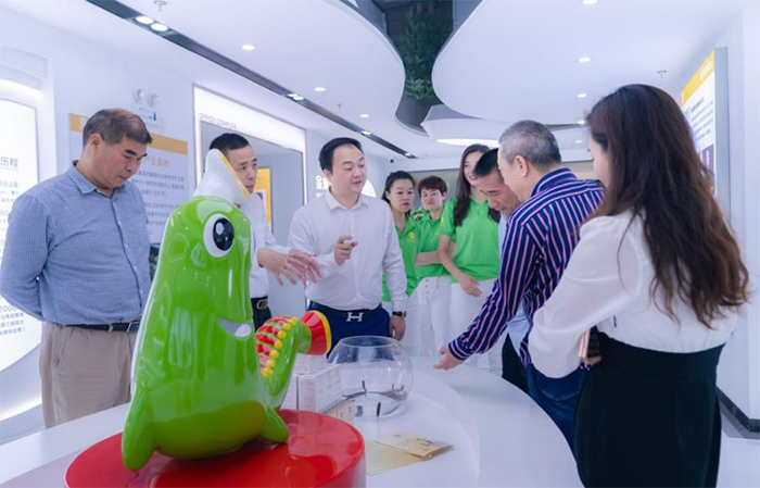 　　会前张董事长与来宾交流中