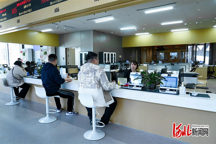 政务服务大厅办事窗口。通讯员李良摄