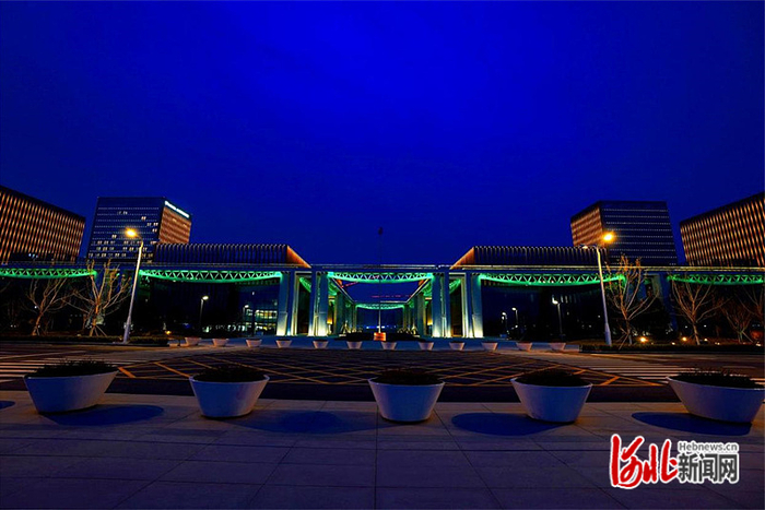 廊坊国际现代商贸物流CBD夜景。通讯员李良摄