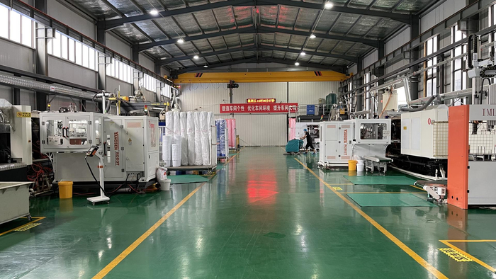 ↑规范后的塑料制品厂内部 受访者供图