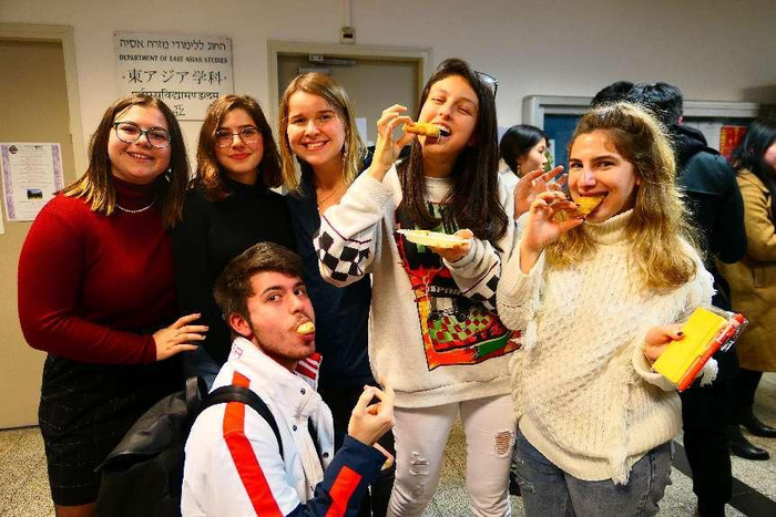    孔子学院学生在节日活动上品尝美食  