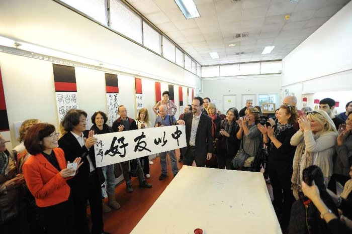    孔子学院举办“书法教学周”及书法展；当代著名书法家郑晓华为特拉维夫大学学生授课并赠送书法作品“中以友好”  