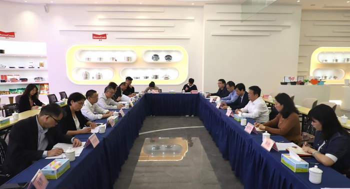 （调研组与政府部门负责人及企业代表座谈交流）