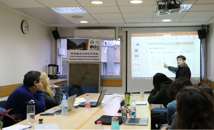    张齐明给孔子学院学生  