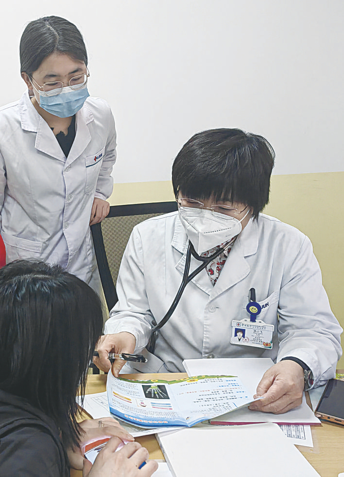 吉林大学中日联谊医院儿科主任张小飞为身材矮小患儿义诊。 王菁菁 摄