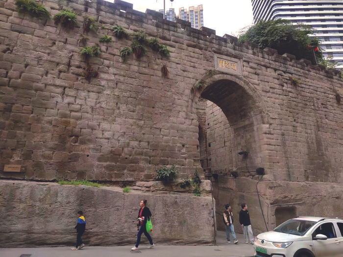     1号线：七星岗站附近