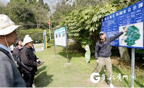 老党员们听取环保知识介绍