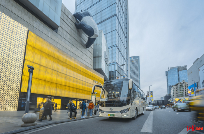 ▲春熙路：IFS大熊猫下方