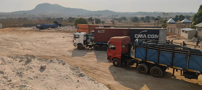 日夜忙碌运转的矿车（受访者供图）