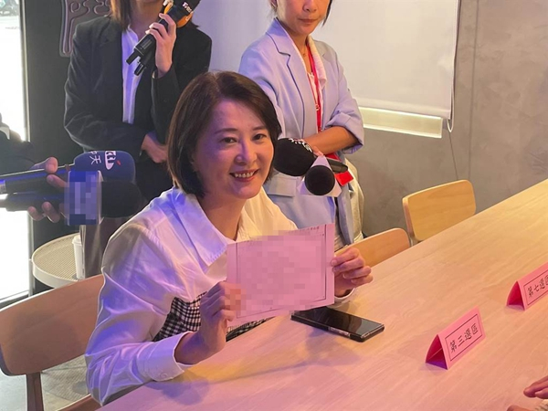 王鸿薇抢头香登记中国国民党“立委”初选（图片来源：台湾“中时新闻网”）