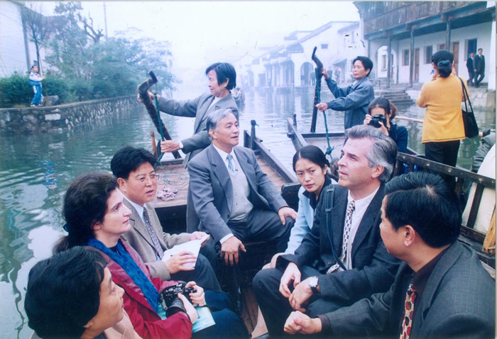 图片2002年5月与联合国教科文组织专家阿兰、兰德一起在南浔考察。受访者供图