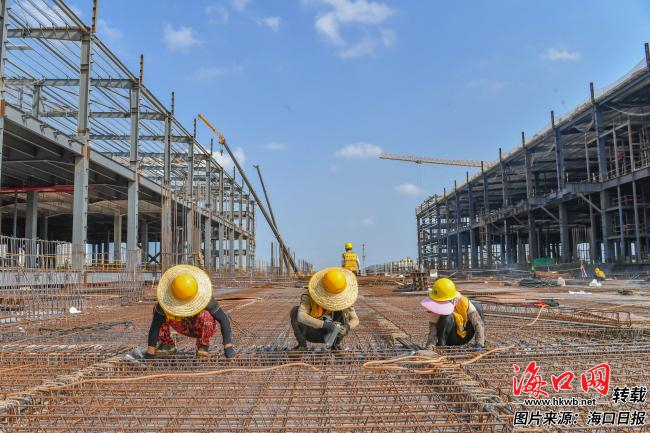 　　3月6日，在海口综合保税区国贸物流海口仓储项目现场，施工人员在捆扎钢筋。记者 孙士杰 摄