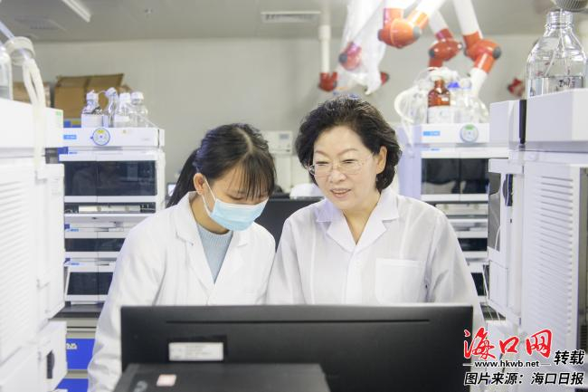 　　3月7日，在药谷工业园区的企业实验室内，工作人员就生产情况进行交流。 记者 陈长宇 摄