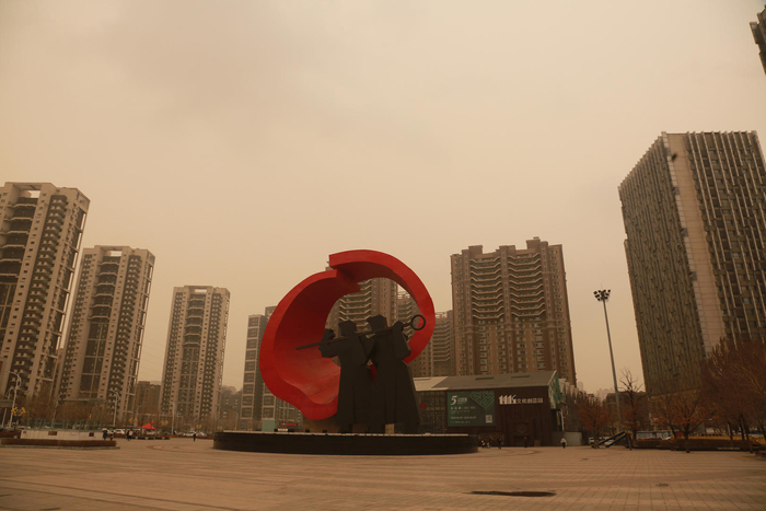 ↑3月22日，沈阳出现浮尘扬沙天气 据视觉中国