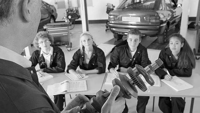 意大利年轻人以职业学徒方式在企业攻读。