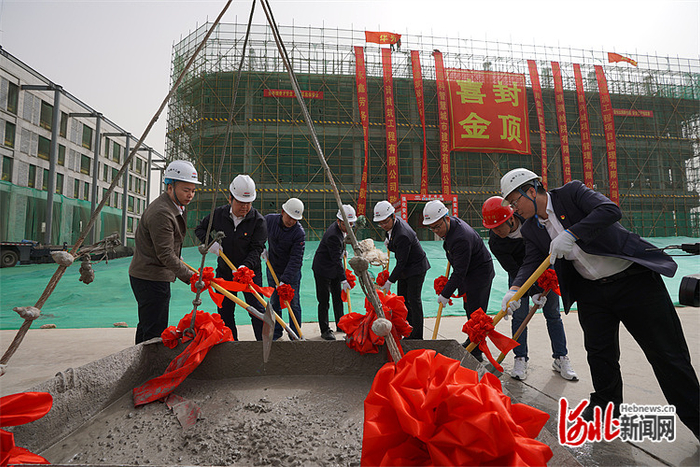 3月22日上午，华为（邢台）大数据产业园项目一期工程（A区）正在做封顶前的最后准备。 通讯员任双欢摄