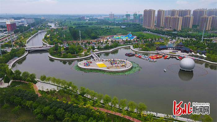 御龙河周边形成了自然资源与城市活力相统一、环境修复与城市特色相融合的美丽景观。