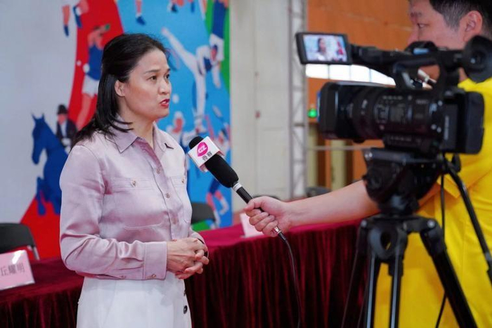 广东省体育局竞技体育处一级调研员冼东妹接受采访