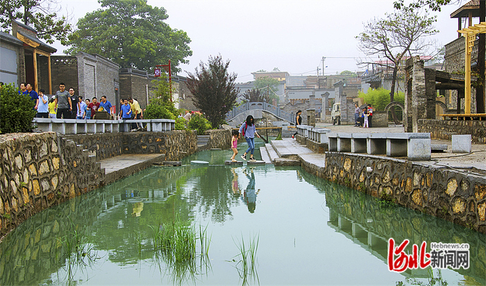 邯郸市峰峰矿区金村滏河源湿地公园备受游客青睐。