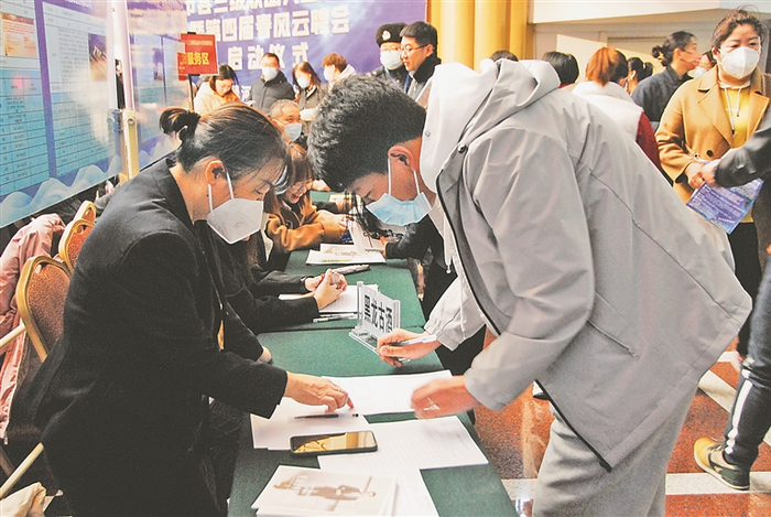 应聘人员到用人单位登记。邱齐龙摄