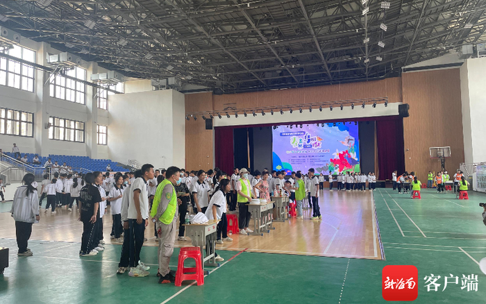 学生参加游戏闯关。记者 程小丹 摄
