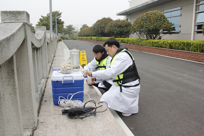 南水北调宝应抽水站水质取样