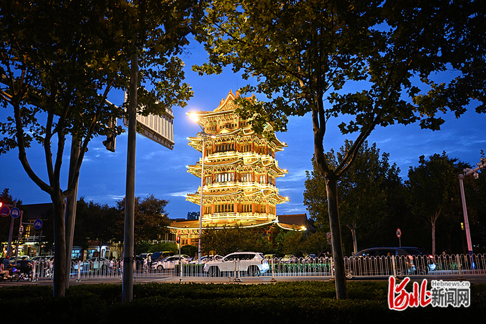 大运河畔，夜幕下的清风楼流光溢彩。