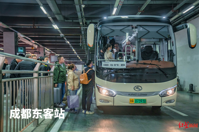 ▲成都东客站：西广场机场巴士候车点