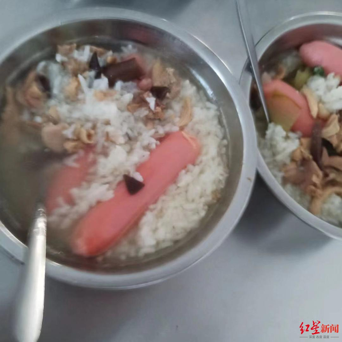 ↑小李发来了她在食堂的晚餐。受访者供图