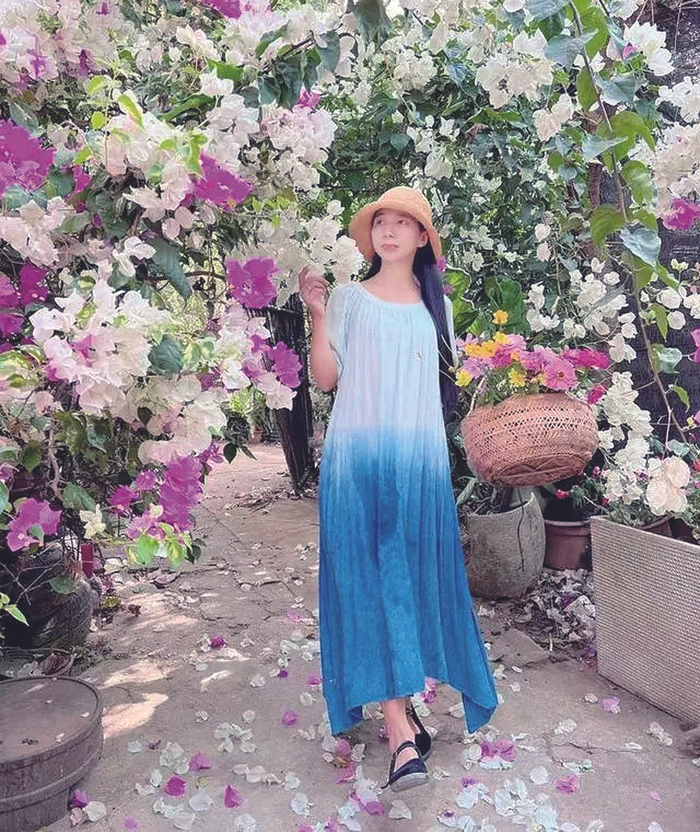     朱雪梅在小木屋周围种满鲜花