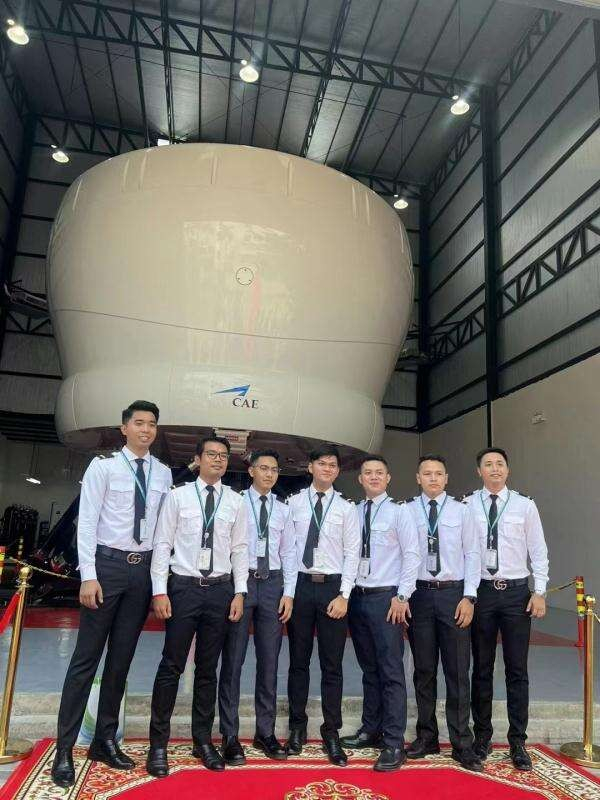　　柬埔寨部分受训飞行员与CAE1000-TSP空客320系列全动态模拟机合影
