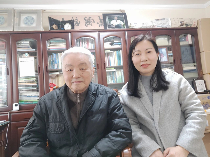 图片采访完后，阮仪三先生与采写记者合影。中房报记者 付珊珊/摄