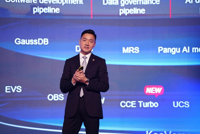 　　戴伯尧发表“释放数字生产力，一切皆服务”主题演讲