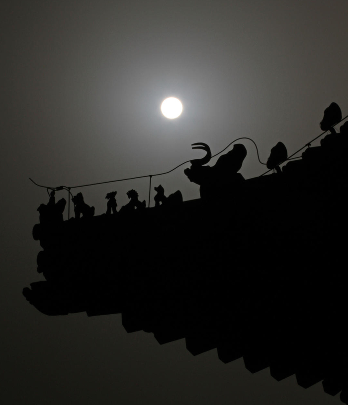 ↑3月22日上午，北京天空出现“蓝太阳” 据视觉中国