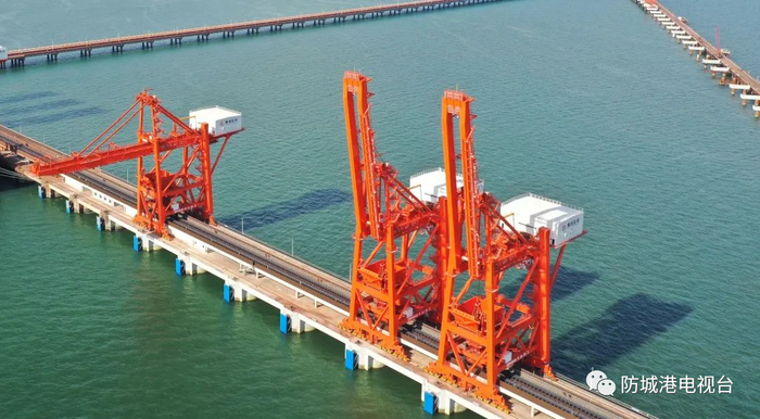 ▲企沙港区防城港钢铁基地专用码头101号泊位。（广西钢铁集团有限公司 供图）