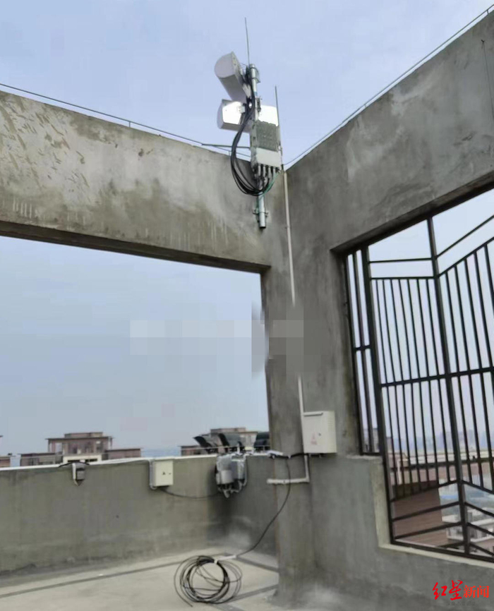 ↑此前安装在小区楼顶的5G基站 图据业主