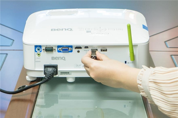 　　E540可U盘直读，且支持读取绝大多数格式文件