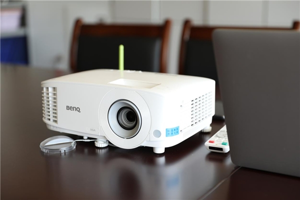 　　明基智能高亮办公投影仪E540