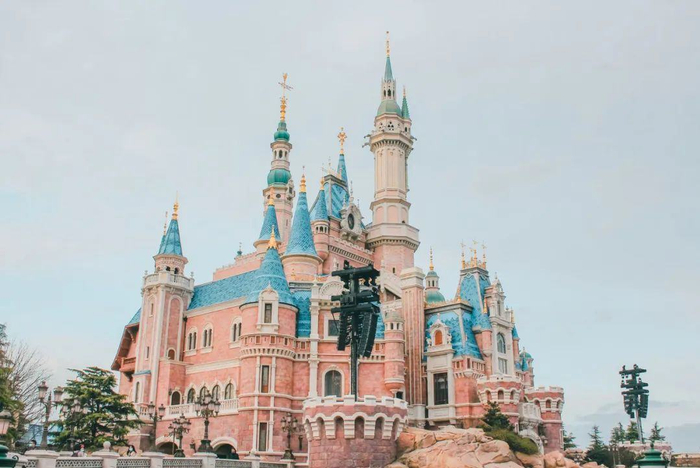 △ 迪士尼公园提供情绪价值 图源：图虫创意