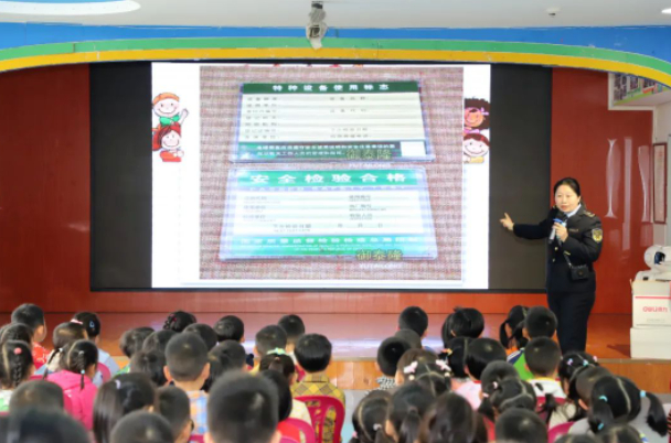 市市场监管局工作人员讲解常见的电梯安全标识。