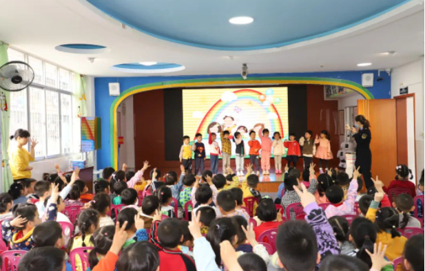 小朋友们积极参与互动小游戏。