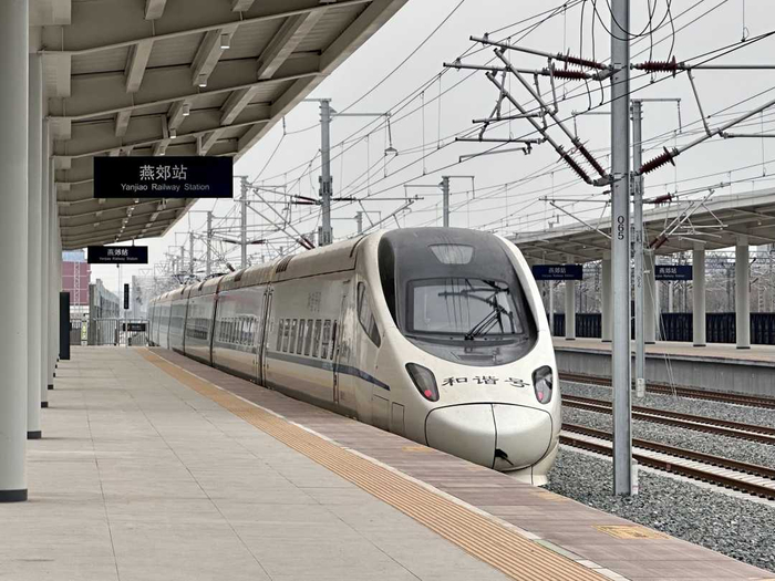 列车驶入京唐城际铁路三河燕郊站。（资料图片）