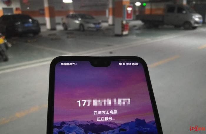 ↑记者在小区地下车库拨打电话，发现只有2G信号
