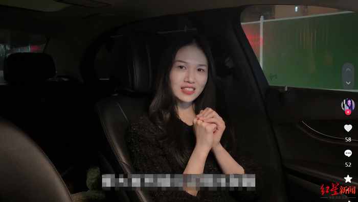 ↑开着车“收破烂”的黄女士