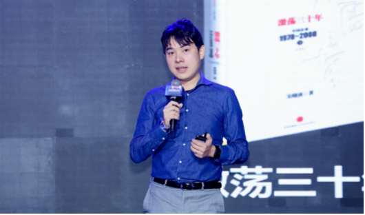 　　军武科技创始人曾航上台演讲