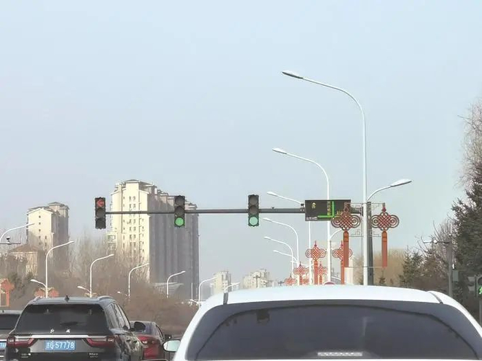 新增的LED屏悬挂在路口交通指示灯右侧