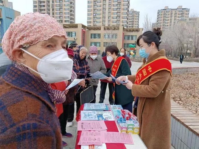 图：太平人寿走进新疆昌吉市社区