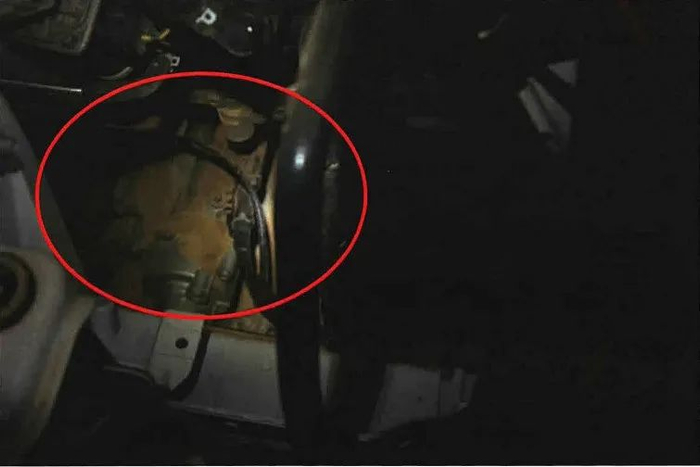 涉案车辆发电机位置泥沙 图片来源：上海高院