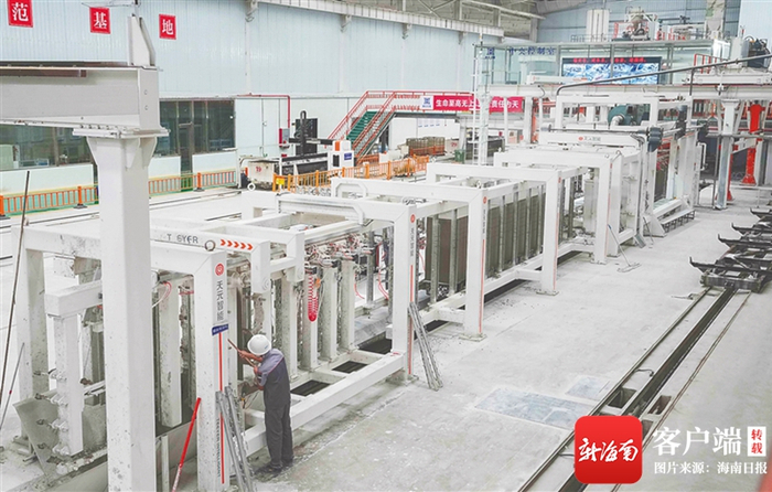 　　在位于临高县金牌港开发区的康庄住工装配式建筑部品海南生产基地，工人有条不紊地进行生产。海南日报记者 陈元才 摄