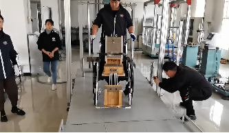 图为比较试验过程